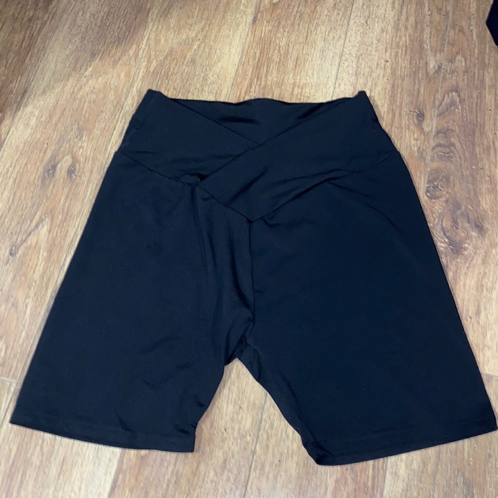 Cross-band biker shorts